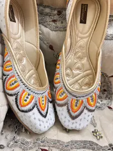 DESI COLOUR Women Embellished Ethnic Mojaris