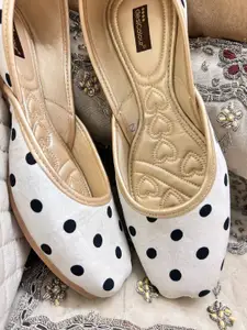 DESI COLOUR Women Printed Ethnic Mojaris Flats