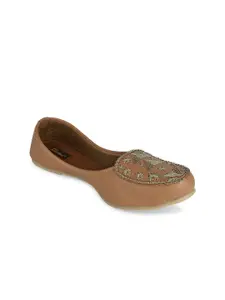 DESI COLOUR Women Embellished Ethnic Mojaris Flats