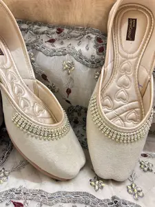 DESI COLOUR Women Embellished Ethnic Mojaris Flats