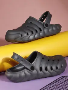 The Roadster Lifestyle Co. Men Comfortable Clogs