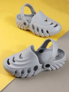 The Roadster Lifestyle Co. Men Self-Design Clogs