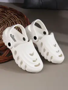 The Roadster Lifestyle Co. Men Solid Clogs