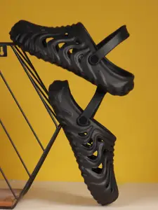 The Roadster Lifestyle Co. Men Self Design Comfortable Clogs