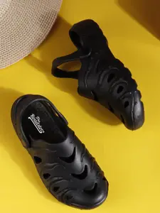 The Roadster Lifestyle Co. Men Self Design Clogs