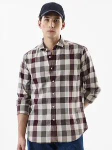Snitch Men Standard Fit Buffalo Checked Spread Collar Casual Shirt