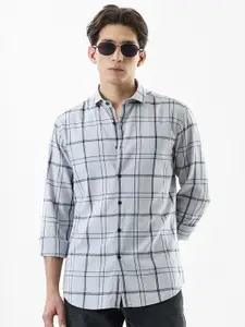 Snitch Men Checked Spread Collar Casual Shirt