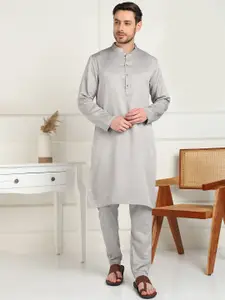 House of Pataudi Men Solid Kurta with Pyjama