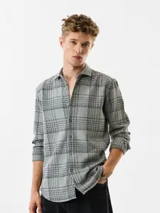 Snitch Men Checked Spread Collar Casual Shirt