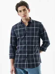 Snitch Men Checked Spread Collar Casual Shirt