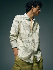 Flying Machine Men Classic Fit Floral Printed Spread Collar Casual Shirt