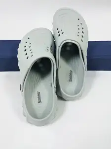 The Roadster Lifestyle Co. Men Self Design Clogs