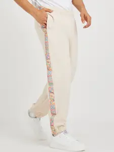 Styli Men Side Motif Printed Pure Cotton Mid-Rise Relaxed-Fit Casual Joggers