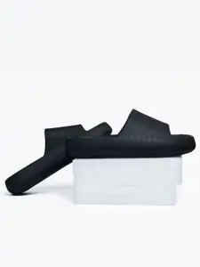 The Roadster Lifestyle Co Men Textured Sliders