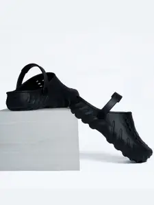 The Roadster Lifestyle Co. Men Self Design Clogs Flip Flops