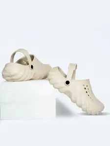 The Roadster Lifestyle Co. Men Self Design Clogs