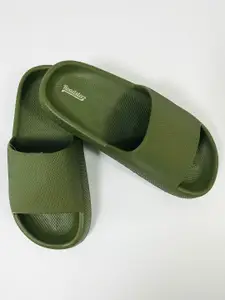 The Roadster Lifestyle Co Men Textured Sliders