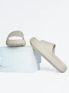 The Roadster Lifestyle Co Men Textured Sliders