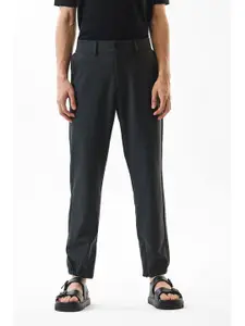 Snitch Men Textured Mid-Rise Relaxed Fit Stretch Jogger