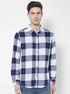 Pepe Jeans Men White  And Navy Blue Checked Cotton Casual Shirt