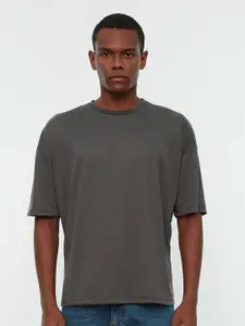 Trendyol Men Charcoal Solid Drop-Shoulder Sleeves Polyester T-shirt