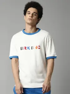 Breakbounce Men Off White Typography Pure Cotton T-shirt