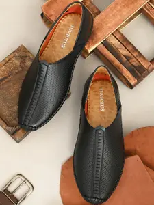 INVICTUS Men Textured Mojaris