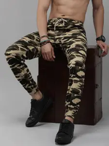 The Roadster Lifestyle Co. Men Camouflage Printed Pleated Joggers