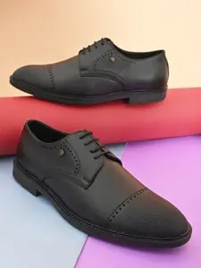 INVICTUS Men Textured Formal Derbys