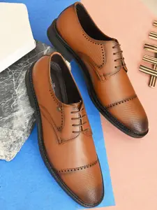 INVICTUS Men Textured Formal Derbys