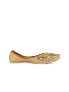 DESI COLOUR Women Embellished Ethnic Mojaris