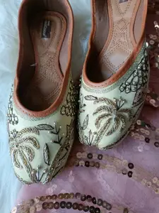 DESI COLOUR Women Embellished Ethnic Mojaris