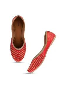 DESI COLOUR Women Embellished Ethnic Mojaris