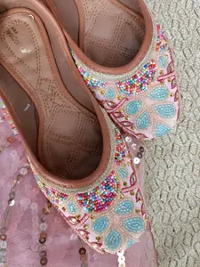 DESI COLOUR Women Embellished Ethnic Mojaris