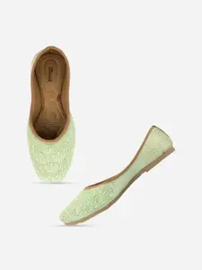 DESI COLOUR Women Embellished Ethnic Mojaris