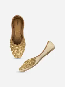 DESI COLOUR Women Ethnic Embellished Mojaris