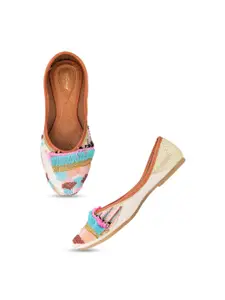 DESI COLOUR Women Embellished Ethnic Mojaris