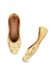 DESI COLOUR Women Ethnic Embellished Mojaris