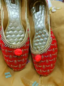 DESI COLOUR Women Embellished Ethnic Mojaris
