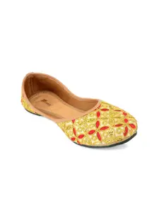 DESI COLOUR Women Ethnic Mojaris With Embroidered