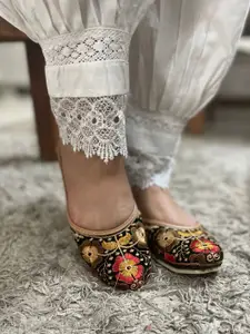DESI COLOUR Women Embroidered Ethnic Mojaris