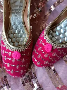 DESI COLOUR Women Embellished Ethnic Mojaris
