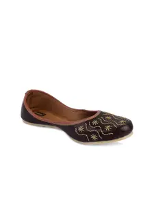 DESI COLOUR Women Ethnic Embroidered Mojaris Flats