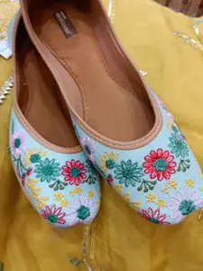 DESI COLOUR Embroidered Leather Ethnic Mojaris