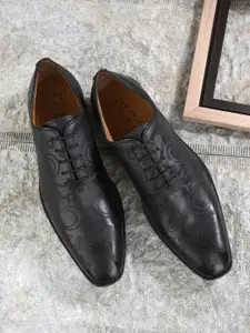 San Frissco Men Textured Leather Formal Oxfords