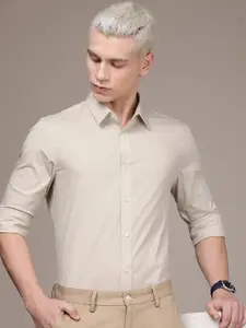 Calvin Klein Jeans Men Solid Spread Collar Slim Fit Casual Shirt