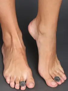 SOHI Set Of 2 Silver Plated Designed Toe Ring
