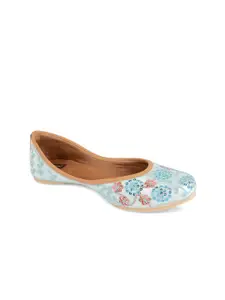 DESI COLOUR Women Embroidered Ethnic Mojaris