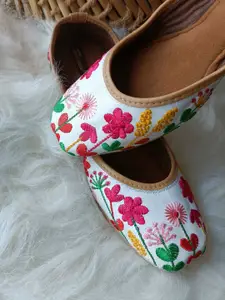 DESI COLOUR Women Embroidered Ethnic Mojaris