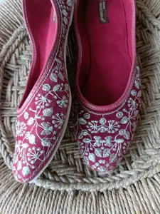 DESI COLOUR Women Embroidered Ethnic Mojaris